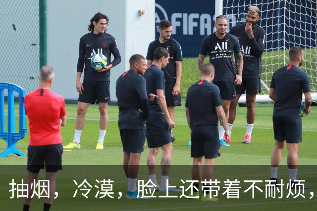 抽烟，冷漠，脸上还带着不耐烦，白车司机根本不觉得自己有错